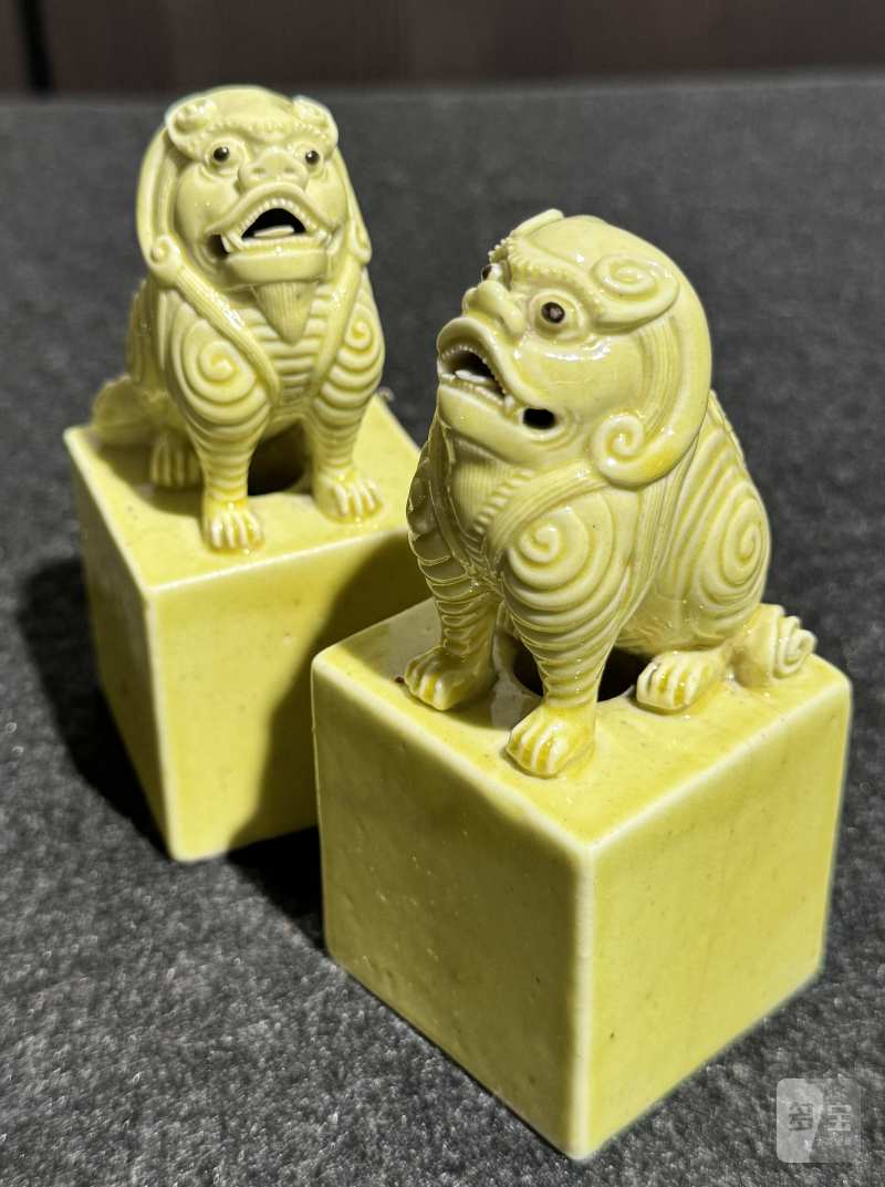 清光绪 吴光新自用黄釉狮钮印章一对 - 图17